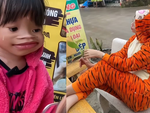 Bé gái ngại ngùng khi được dì đưa đi học