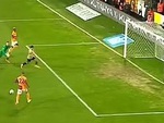 Cựu cầu thủ Chelsea có pha bỏ lỡ khó tin trước khung thành trống