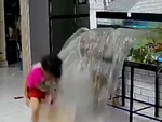 Bé gái được camera minh oan khi bể cá bất ngờ nứt vỡ ở phòng khách