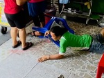 Người đàn ông 'vồ ếch' giữa quán khi nữ khách vào mua hàng