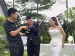Chú rể quê một cục khi nhanh tay lượm tiền rơi của cô dâu