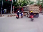 Người đàn ông nhanh trí cứu bé trai thoát nạn