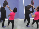 Chồng u đầu khi dạy vợ chơi pickleball