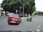 Tài xế bẻ lái xuất thần khi cô gái cúp đầu ô tô sang đường