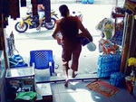 Chủ quán đứng thất thần khi bị nam thanh niên cướp thùng bia