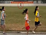 Bé gái đi tắt đón đầu khi thi chạy 500m