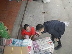 Chồng lấy điện thoại ra quay khi thấy vợ trượt chân ngã dập mông