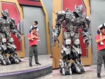 Bé trai hú hồn khi chụp hình cùng robot