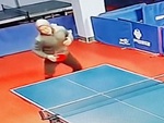 Chàng trai nhún nhảy lêu lêu sau mỗi lần ghi điểm khi chơi bóng bàn