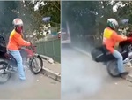 Dân chơi quê một cục khi vít ga test lốp xe máy