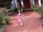 Cô gái vấp chân ngã vì 'ngựa ngựa' khi đi chúc Tết