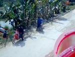 Người đàn ông say rượu ngã lộn nhào xuống mương