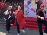 Cô hiệu phó cùng học trò vừa đọc rap vừa nhảy siêu đáng yêu