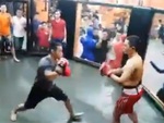 Võ sư kungfu bị võ sĩ boxing đấm không trượt phát nào