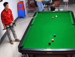 Thanh niên đứng thất thần khi chơi bida lỗ gặp vận đen liên tục