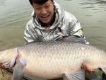 Cần thủ Trung Quốc câu được cá trắm đen khủng