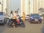 Thanh niên đầu trần hết hổ báo với tài xế ô tô khi thấy cảnh sát giao thông
