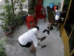 Hai thanh niên đi xe máy trộm dép bị chủ nhà rượt chạy trối chết