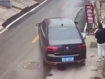 Vợ bế con nhỏ đứng hình vì chưa lên xe chồng đã lái ô tô đi