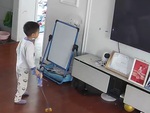 Bé trai đứng hình khi làm vỡ màn hình tivi