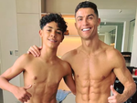 Cristiano Ronaldo cùng con trai khoe cơ bụng 6 múi