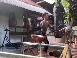Cười sảng với màn đấm bao cát của thanh niên xăm trổ