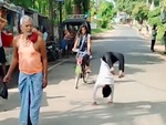 Cô gái đi xe đạp hú hồn với chàng trai trổ tài lộn santo