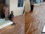 Chàng trai lấy thân mình ngăn nước lũ vào nhà
