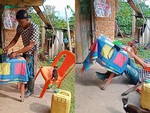 Chú mèo tinh nghịch khiến ông chủ ngã chổng vó