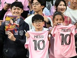 Messi hú hồn với màn bắn pháo hoa ở Hong Kong