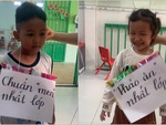 Cô giáo mầm non trao giải cuối năm cho các trò