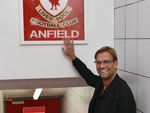 Lý do 10 sao Liverpool bị cấm chạm tấm biển ‘This is Anfield'