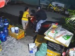 Chủ tiệm tạp hóa bị cướp thùng bia dù rất cảnh giác