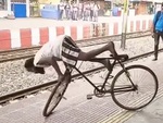 Người đàn ông làm xiếc xe đạp 'nghệ cả củ'