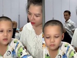Bố đang nằm hoảng hồn bật dậy khi nghe con làm văn miêu tả