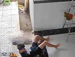 Chàng trai hút thuốc lào say ngã ngửa xuống sân
