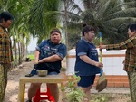 Cô gái đứng hình khi đòi 'quét mã' vì quên mang tiền mặt