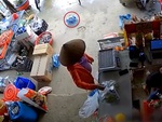 Check camera cả xóm để tìm quả dưa hấu cho khách