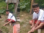Cụ ông bối rối khi 'hóa đá' vẫn không bắt được gà