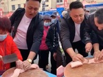 Khách 'quê một cục' khi bắt bẻ chàng trai quảng cáo dao