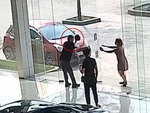 Khách đập mặt vào cửa kính cường lực khi vào salon ô tô