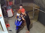 Chú chó không chịu xuống xe vì sen cho đi chơi được tí lại bắt về