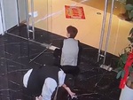 Nam nhân viên quê một cục khi ngã 2 lần tại một chỗ