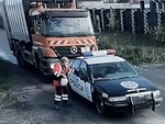 Công nhân vệ sinh trả lại rác cho viên cảnh sát vứt bừa bãi