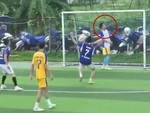 Hai pha phản lưới nhà hài hước của thủ môn trên sân bóng phủi