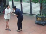 Vợ bầu hờn dỗi khi chồng giành nước uống