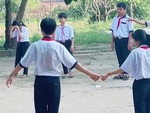 Nam sinh ngượng ngùng khi lần đầu nắm tay con gái