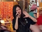 Cô gái cover 'Đừng hỏi em' bằng loa kẹo kéo hay như nuốt đĩa