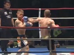 Võ sĩ kickboxing Nga xoay 180 độ đấm knock-out đối thủ lập tức