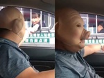 Nhân viên trạm thu phí cười nắc nẻ với tài xế đeo mặt nạ Trư Bát Giới
